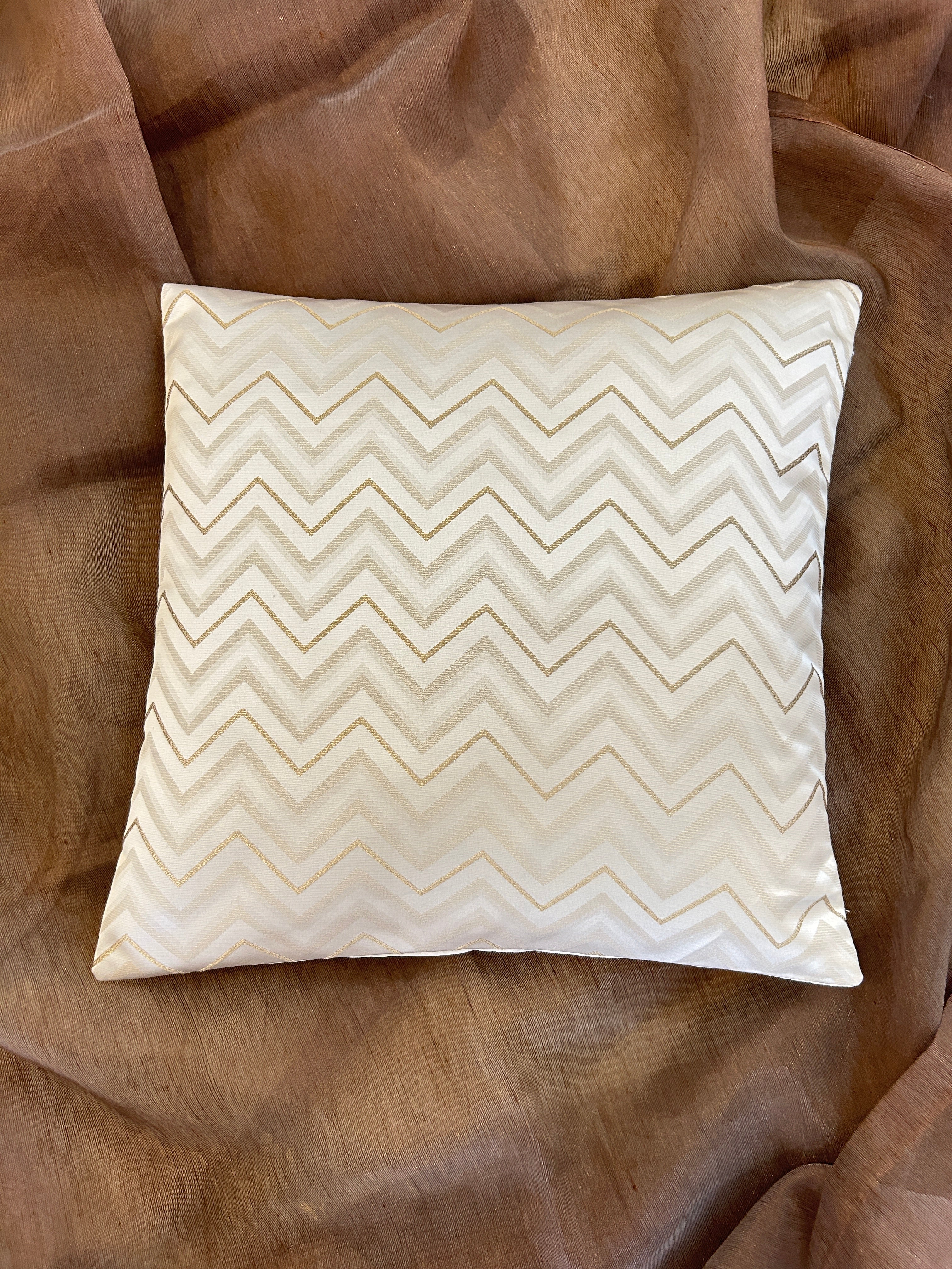 Creemoda Abstract Pattern Cushion Cover with Gold Zigzag Design – 16x16 Inch Luxury Decorative Pillow
